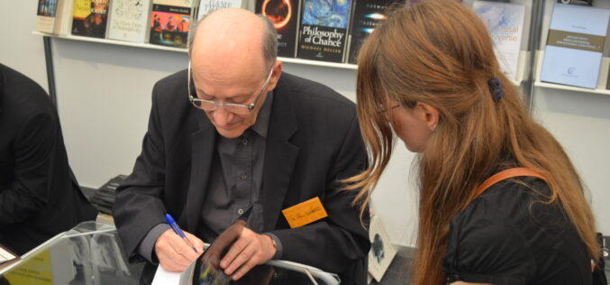 Michał Heller na Warszawskich Targach Książki