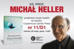 ks. prof. Michał Heller podpisuje na Warszawskich Targach Książki