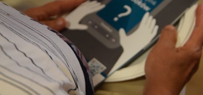 Seniorzy w Szebniach czytają na PocketBookach