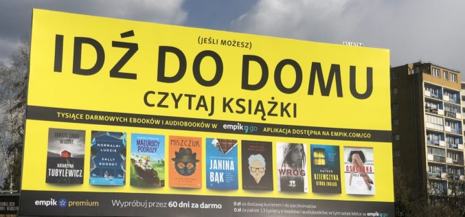 Idź do domu, czytaj książki. Wielki billboard w Warszawie