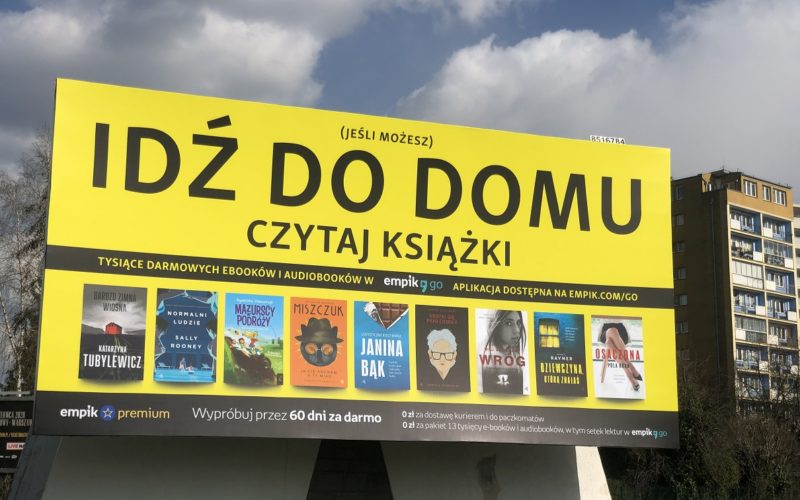 Idź do domu, czytaj książki. Wielki billboard w Warszawie