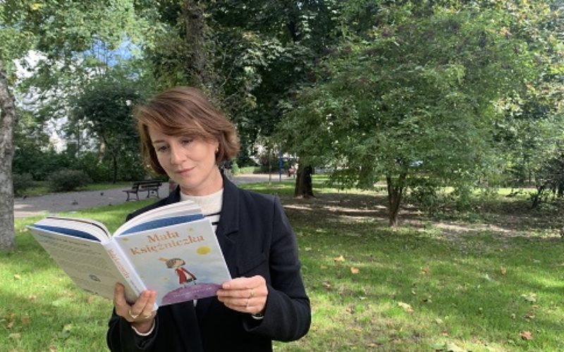 Maja Ostaszewska czyta fragmenty „Małej Księżniczki” z okazji Ogólnopolskiego Dnia Głośnego Czytania