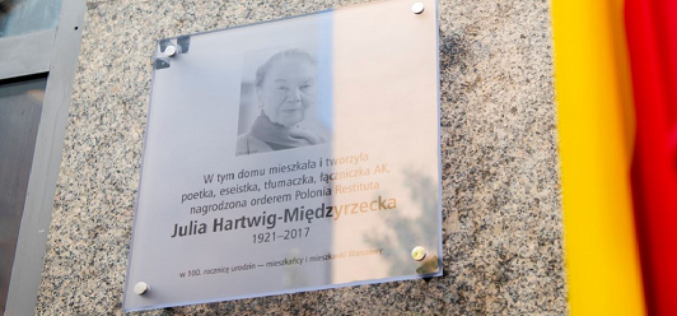 W Warszawie odsłonięto tablicę upamiętniającą poetkę Julię Hartwig