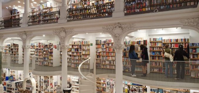 Francja chce wprowadzić minimalną opłatę 3 EURO za dostawę książek kupionych online