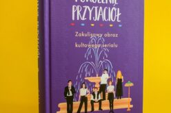 “Pokolenie przyjaciół. Zakulisowy obraz kultowego serialu” z nazwiskami fanów na okładce