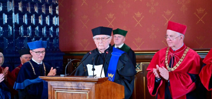 Wiesław Myśliwski z tytułem doktora honoris causa UJ