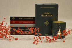 NOWY TESTAMENT (BIBLIA PIERWSZEGO KOŚCIOŁA) – wydanie kieszonkowe z dużymi literami oraz renesansowymi inicjałami