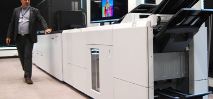 Polska premiera maszyny Fujifilm Revoria Press PC2120: rozszerzony gamut, automatyzacja i nowe możliwości druku cyfrowego